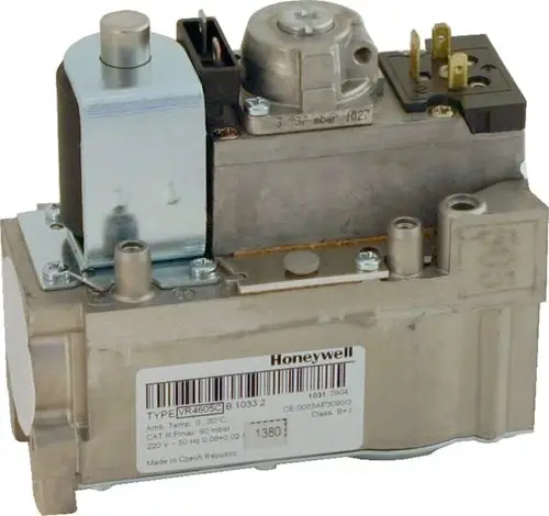 Gaskombiventil von Wolf, ausgestattet mit elektrischen Anschlüssen und mehreren Anschlüssen für Gasleitungen, montiert auf einer metallischen Basis.